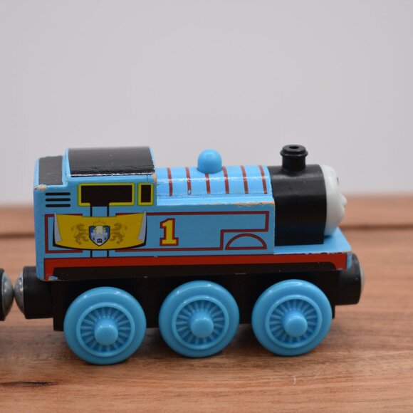 Thomas Castle Delivery Royal Crest Thomas Thomas & Friends Wooden Railway Trains - Picture 6 of 7